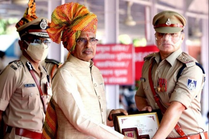 मुख्यमंत्री श्री चौहान द्वारा पदक विजेता पुलिस अधिकारियों को पुरस्कृत किया गया