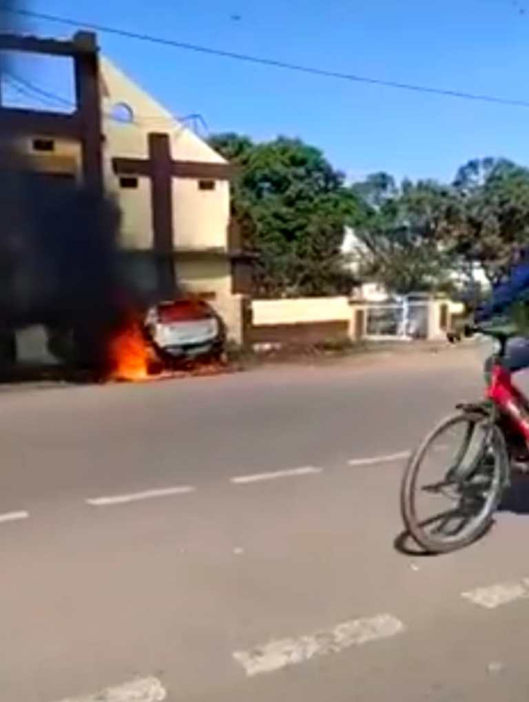 देखते ही देखते योगीराज टॉकीज के पास धू-धू कर जलने लगी कार Seoni accident seoni news